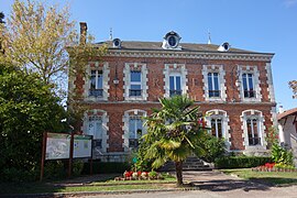 The town hall in Varennes-Saint-Sauveur