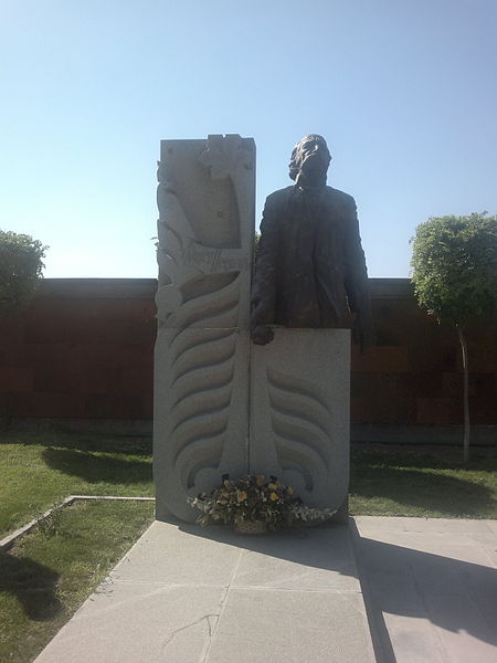 File:Vilyan Saroyan grave 01.jpg