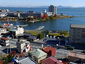 湯元舘より撮影した琵琶湖グランドホテル（写真上部）