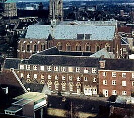 Het kloostercomplex en daarachter de kerk, één jaar voor de sloop (1970)