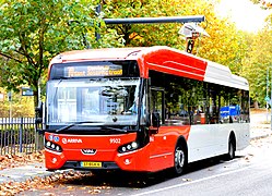 Un bus de la compagnie Arriva recharge ses batteries à Bois-le-Duc.