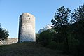 Vestige de la tour ronde restaurée du château de Saint-Michel (août 2018). En arrière-plan, la Croix des Têtes (2 492 m).