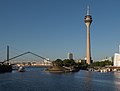 Düsseldorf, la tour (der Rheinturm), le pont (die Hafenbrücke), le pont (die Rheinkniebrücke) et le Neue Zollhof