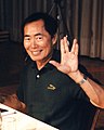 George Takei. L'oficial Hikaru Sulu fent la salutació