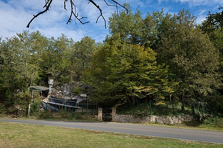 Le site de La Ferrassie au bord de la D 32E5.