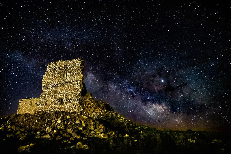 File:Libisosa Castle in an Astronomy night.jpg