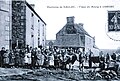 Lohuec ː la place du bourg vers 1910 avec un groupe d'habitants, notamment les élèves de l'école des filles (carte postale).