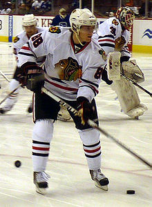 Photographie de Patrick Kane dans le maillot blanc des Blackhawks.