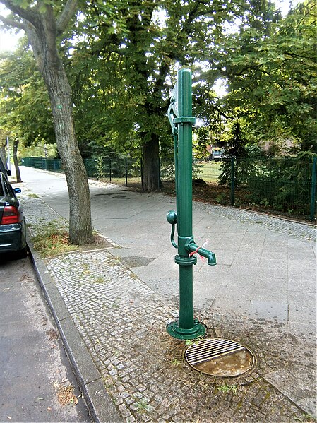 File:Straßenbrunnen02 Staaken Räcknitzer Steig Maulbeerallee (8).jpg