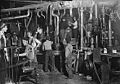 Photographie d'une usine de verre au XIXe dans l'Indiana, où travaillent entre autres des enfants