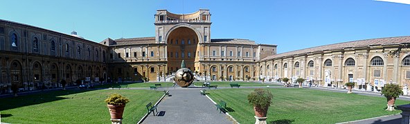 Cortile della Pigna