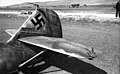 Jagdflugzeug Messerschmitt Bf 109 auf einem Feldflugplatz, Abschussmarkierungen auf dem Seitenleitwerk