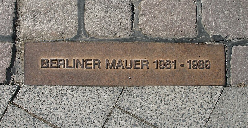 File:Berliner Mauer Gedenkmarkierung.jpg