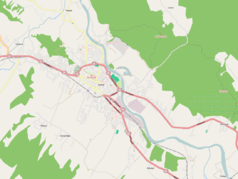 Mapa konturowa Sanoka, blisko centrum na lewo u góry znajduje się punkt z opisem „Cmentarz Centralny w Sanoku”