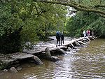 Die Brücke Tarr Steps über den Fluss Barle im Exmoor