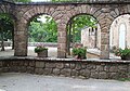 L'esplanade vue du parvis de la chapelle