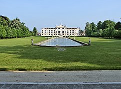 Façade, arrière vue du parc.