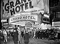 Foule qui se presse à la première de Grand Hotel, avril 1932.