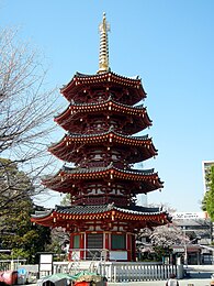 Achthoekige vijf-etages pagode (Restoration Pagoda) te Heiken-ji (Kawasaki Daishi) tempel.