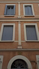 Immeuble néo-classique, no 9 : détail des pilastres corinthiens.