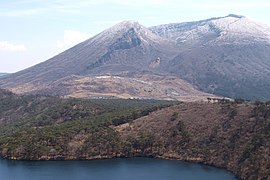 韓国岳（後の大きな山体）と硫黄山（中央手前）