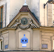 Horloge et bas-relief.