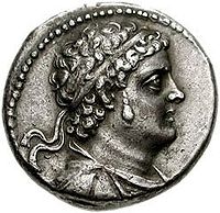 Portret van Ptolemaeus IV Philopator Op een tetradrachme (14,0g) geslagen in Sidon in 200-202 v.Chr. onder Ptolemaeus V. De keerzijde van de munt heeft een adelaar en het opschrift PTOLEMAIOU FILOPATOROS