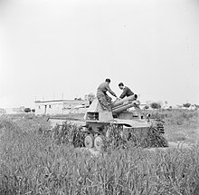 Twee Israeli's op een op het Egyptische leger buitgemaakte tank, Bestanddeelnr 255-0102.jpg