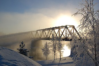 La brume sur la rivière d'Oulu envahit le pont ferroviaire de Vaalankurkku (Finlande). (définition réelle 2 310 × 1 536*)