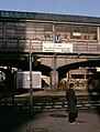 Südliche Mittelstütze des Hochbahnhofs, dahinter die Treppe zum Untergrundbahnhof (1992)