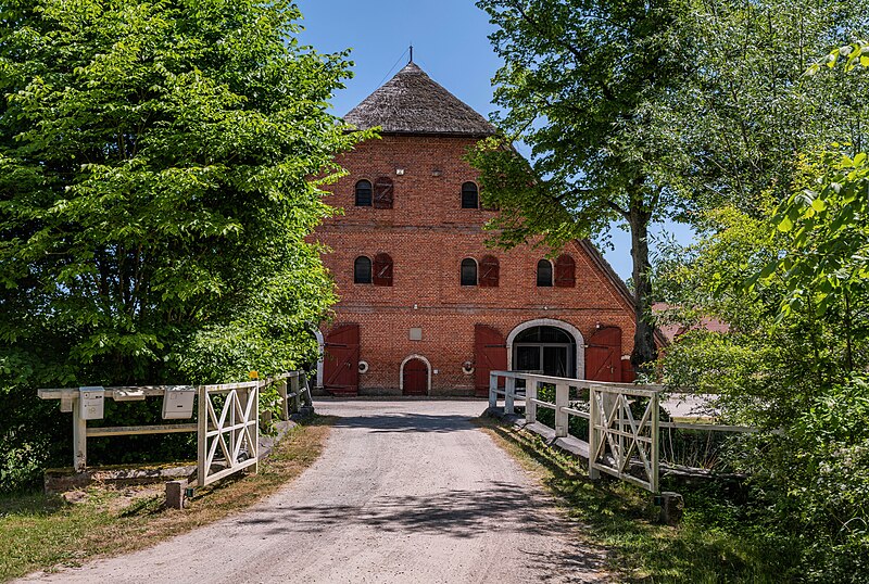 File:Gut Hasselburg, Blick vom Burggraben auf die Reetscheune.jpg