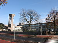 Het Gemeentehuis van Gooise Meren, in functionele stijl gebouwd tussen 1958 en 1974 (2008). Op deze plaats lag voor de oorlog de haven van Bussum.