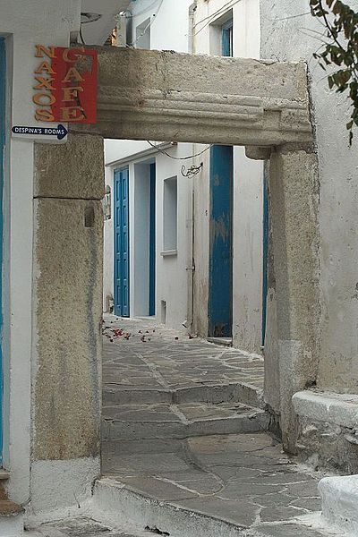 File:Gate in the aisles of Naxos Town, 6th c BC to 13th c AD, 110001.jpg