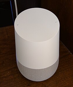 Valkoinen Google Home -kaiutin.