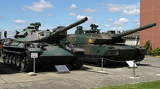 O Type 10 (direita) ao lado de um tanque Type 74.