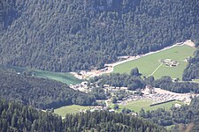 Anleger Königssee vom Kehlsteinhaus aus gesehen. Am Waldrand die Kunsteisbahn Königssee