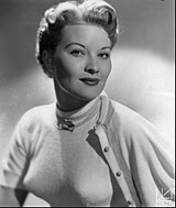 Patti Page (1955) draagt een puntbeha onder een sweater