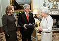 Presidente Piñera junto a la Reina Isabel II, entregándole una roca de la mina San José como obsequio.