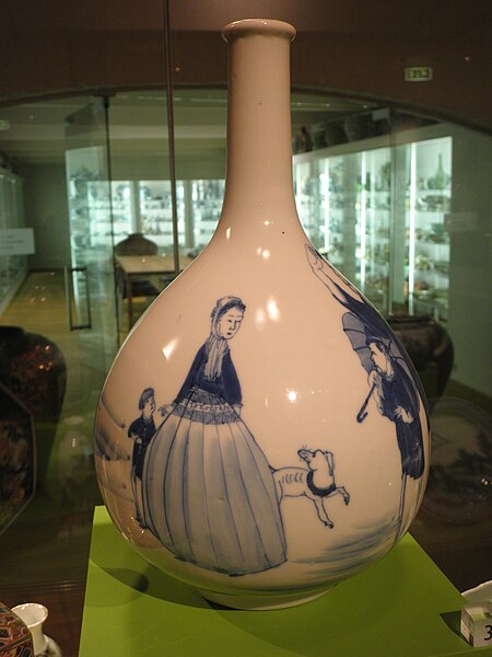 File:Vase with picture Titia Bergsma.jpg