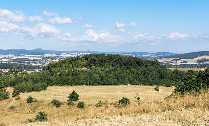 File:2015 Szyndzielnia, Góry Bardzkie, Sudety.jpg