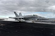 カタパルトを用いて射出されるF/A-18C