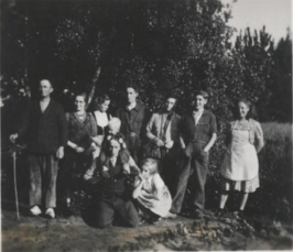 De familie-Roelofsen kort na de bevrijding. Aart Roelofsen en zijn vrouw staan geheel links op de foto (bovenste rij).