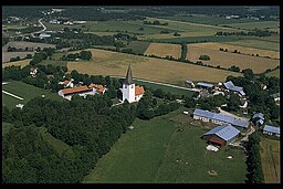 Hangvars kyrka med omgivningar.