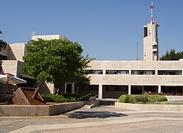 מרכז הסטודנט על שם פרנק סינטרה בהר הצופים ומגדל התצפית מאחוריו. משמאל, האנדרטה לזכר חללי הפיגוע באוניברסיטה, בצורת עץ נטוי ברחבה המרכזית של הקמפוס.