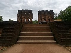 Polonnaruwa castle, Sri Lanka.jpg