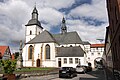 St. Marien mit Marienstatue, rechts das Franziskanerkloster