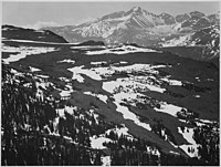 Pohled na náhorní plošinu, zasněženou horu v pozadí, Long's Peak, Rocky Mountain National Park, Colorado, 1941