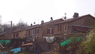 Rangées de quatre maisons vues en contre-plongée.