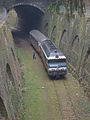 Eine CC 72000 vor einem Speisewagen im Einschnitt des Parc Montsouris, 2012