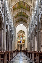 Interior de la Catedral de la Almudena en Madrid. Vista desde la entrada hacia el altar.